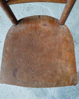 Quattro sedie in legno da restaurare. 