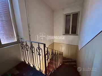 Ampio appartamento da ristrutturare + 2 capannoni