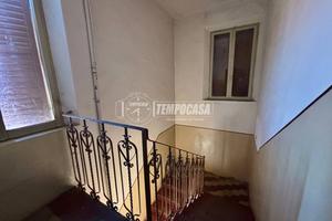 Ampio appartamento da ristrutturare + 2 capannoni