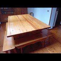Tavoli legno chiaro con panche