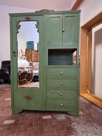 Armadio in legno stile Liberty