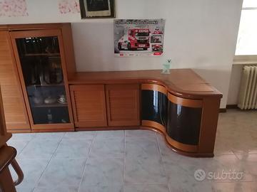 Mobile soggiorno con tavolo e sedie