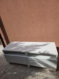 Cassettiera bianca con due comodini bianchi 