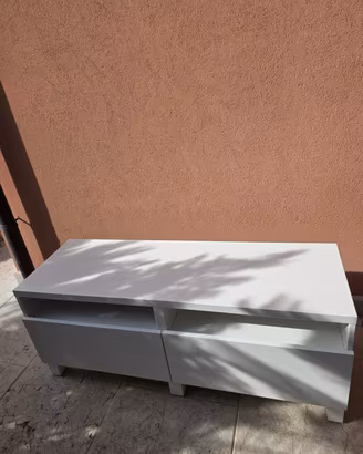 Cassettiera bianca con due comodini bianchi 