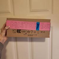 scatola con piccoli souvenir misteriosi