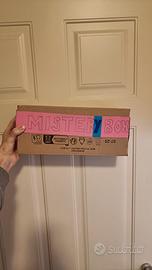 scatola con piccoli souvenir misteriosi