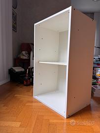 Scaffale bianco con ripiano regolabile in altezza