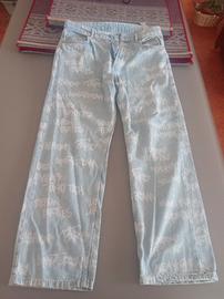 jeans in denim azzurro con stampa