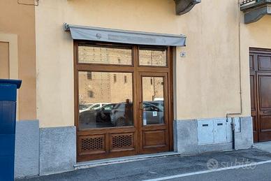 Locale commerciale in Piazza Castello
