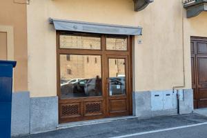 Locale commerciale in Piazza Castello
