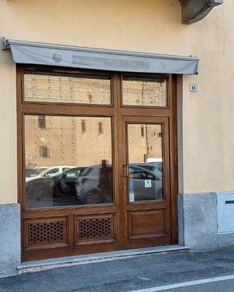 Locale commerciale in Piazza Castello