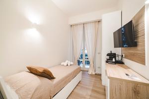 Camera Singola con bagno e balcone privati