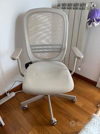 Sedia beige da ufficio con braccioli