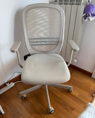 Sedia beige da ufficio con braccioli