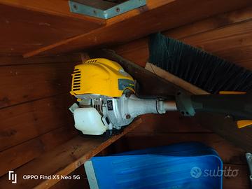 decespugliatore con motore Honda a benzina 