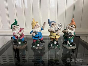 Set gnomi statuette con attrezzi da giardino