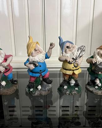 Set gnomi statuette con attrezzi da giardino