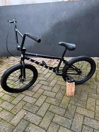 Bici BMX Cult Access nera