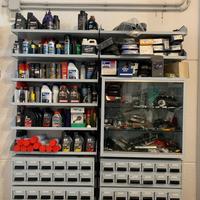 Ripiani con vetrinette e cassetti Officina