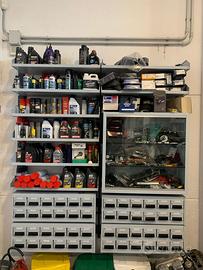 Ripiani con vetrinette e cassetti Officina