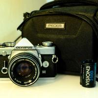 Olympus OM1n Zuiko 50mm 1.8 (con rullino, borsa)