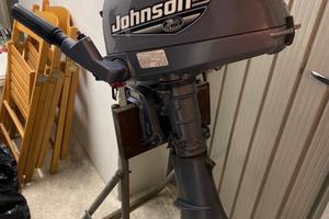 Motore JOHNSON 5 cavalli con POCHE ORE DI UTILIZZO