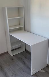 Scrivania con libreria