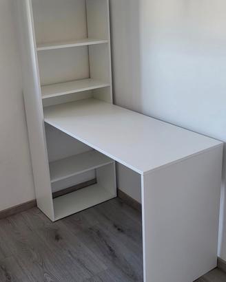 Scrivania con libreria