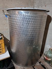 serbatoio in acciaio par vino