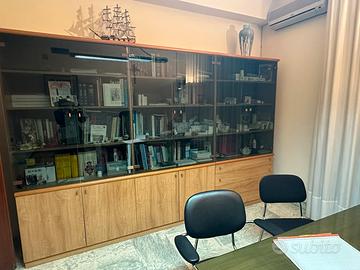 Libreria con ante in vetro ad uso ufficio