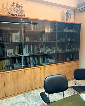 Libreria con ante in vetro ad uso ufficio