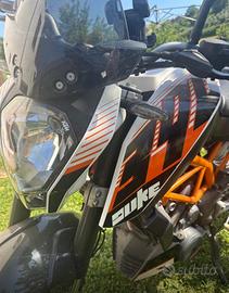 moto kTM 390 Duke
