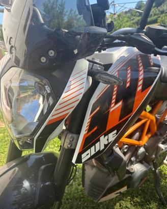 moto kTM 390 Duke