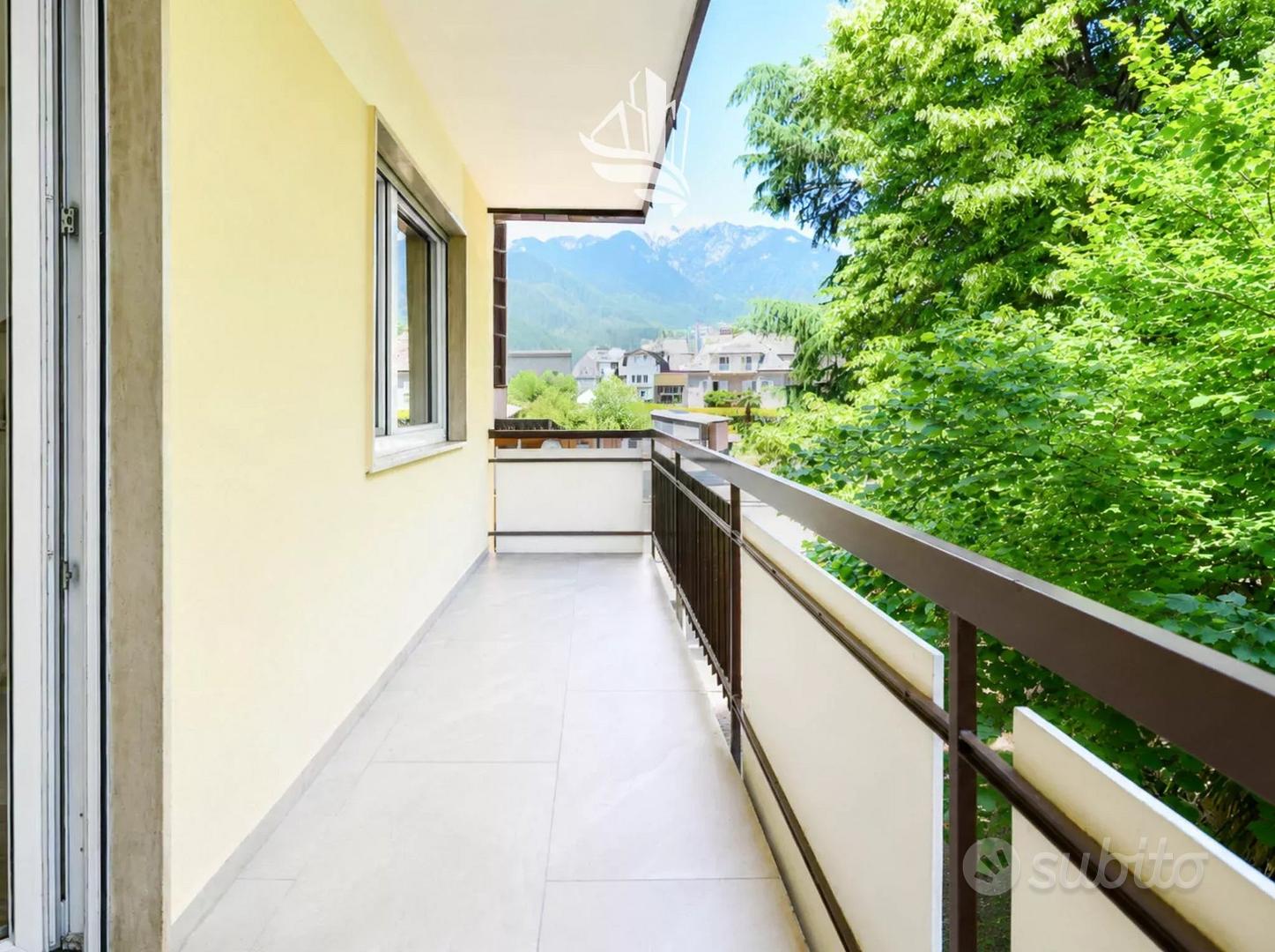 Bilocale ristrutturato con due balconi a Merano - Vista 2