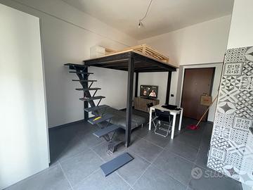 monolocale completamente arredato con balcone