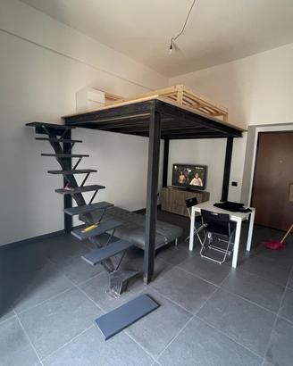 monolocale completamente arredato con balcone