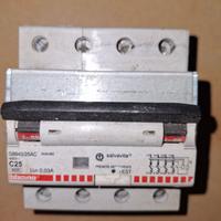 INTERRUTTORE MAGNETOTERMICO DIFFERENZIALE 4 X 25A