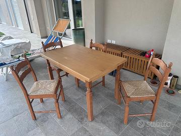 Tavolo e sedie in legno massello