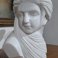 scultura in marmo bianco dea del vento
