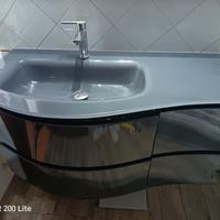 Mobile bagno sospeso in legno e lavabo in vetro