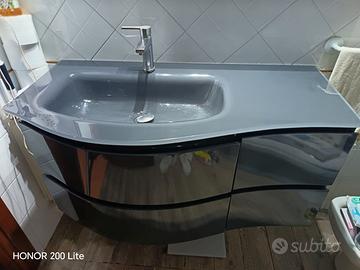 Mobile bagno sospeso in legno e lavabo in vetro