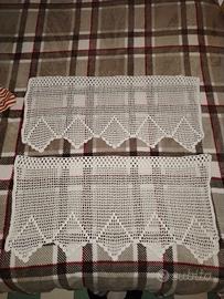 Coppia di tende fatte all'uncinetto