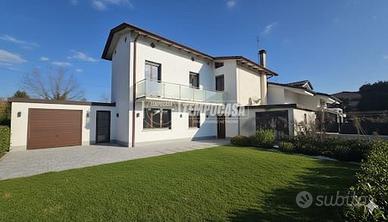 PORZIONE DI BIFAMILIARE CON BOX E TERRENO