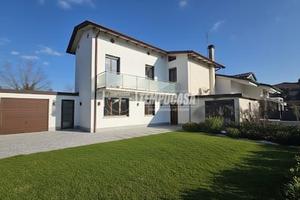 PORZIONE DI BIFAMILIARE CON BOX E TERRENO