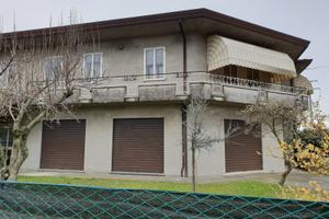 Capannone/ laboratorio &commerciale e abitazione