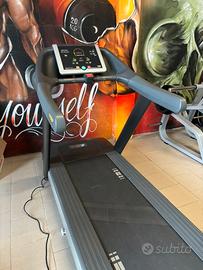 Tapis roulant technogym  run now 500 led