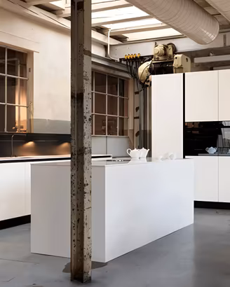 Cucina moderna con gola — Disegnata su misura