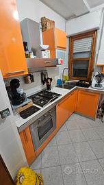 cucina con elettrodomestici 