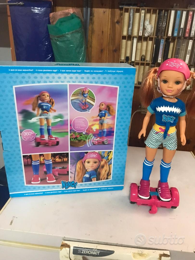 NANCY- Nancy, un Giorno con il mio hoverboard, bambola meccanica con  capelli lunghi castani e hoverboard, per bambine/i dai 3 Anni, Famosa  700015134 : : Giochi e giocattoli