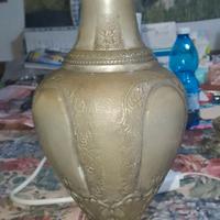 Vaso vintage in peltro lavorato alto 31 cm